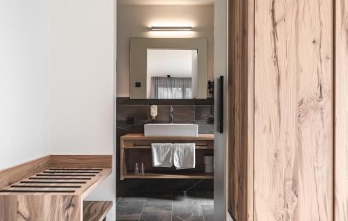 ein Bad mit einem Waschbecken und einem Spiegel in der Unterkunft Brunnerhof Klausen-Chiusa in Klausen