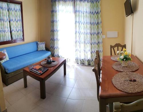 אזור ישיבה ב-Apartamentos Costa Menorca