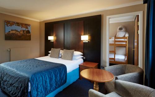 Stirling Highland Hotel- Part of the Cairn Collectionにあるベッド