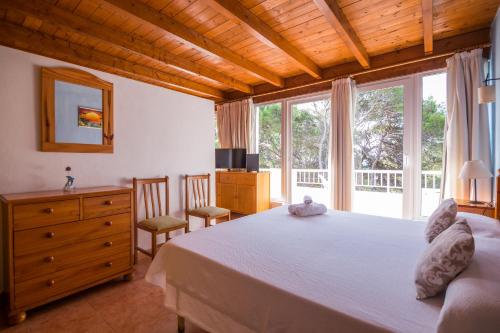 Katil atau katil-katil dalam bilik di Hostal Cala Boix