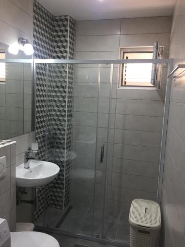 Apartments Vila Andjaにあるバスルーム