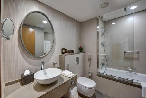 Ένα μπάνιο στο The S Hotel Al Barsha