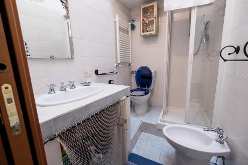 a bathroom with a sink and a shower and a toilet at The Captain's House in Monterosso al Mare