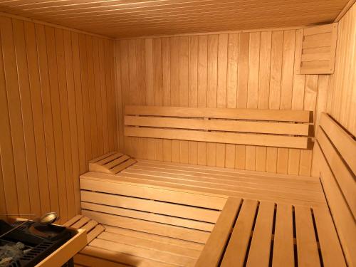 a small wooden sauna with two benches in it at Hotel Isenbütteler Hof in Isenbüttel