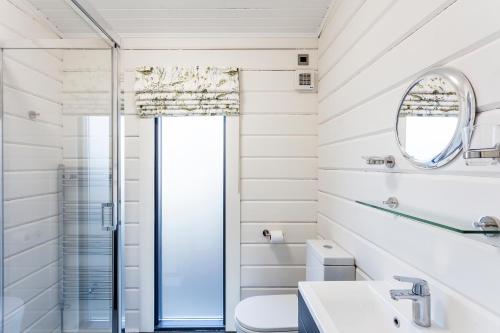Ett badrum på Roydon Marina Village Lodges