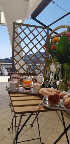 - une table avec du pain et des boissons sur le balcon dans l'établissement Di Palma Suite Museum, à Naples