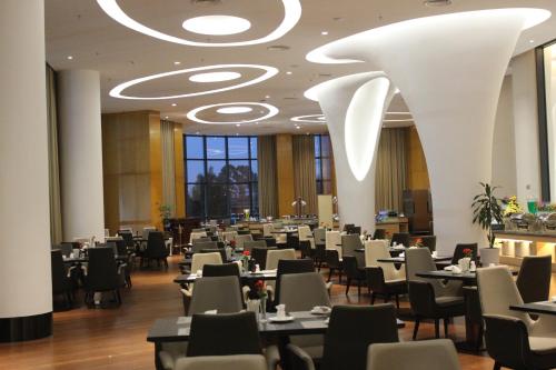 Un gran comedor con mesas y sillas. en Ethiopian Skylight Hotel, en Addis Ababa