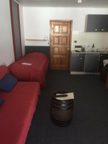 a living room with a couch and a kitchen at Weinschlößchen im Weingut Roos in Ilbesheim