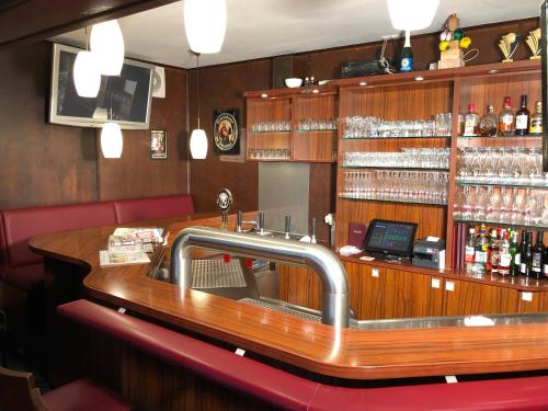 a bar in a restaurant with a counter at Hotel Isenbütteler Hof in Isenbüttel