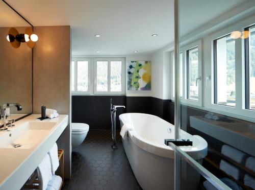 Koupelna v ubytování Hard Rock Hotel Davos
