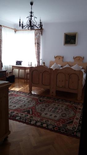 - une chambre avec un lit en bois et un tapis dans l'établissement Casa Szabo, à Sighişoara
