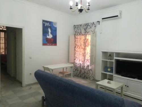 a living room with a couch and a table at Apartamento San Miguel Caballeros in Jerez de la Frontera