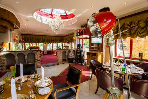 a dining room with a table and chairs at Ringhotel Alpenhof - Patchworkhotel in Augsburg