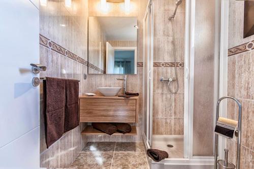 a bathroom with a sink and a shower at Villa Romaní in Sa Pobla