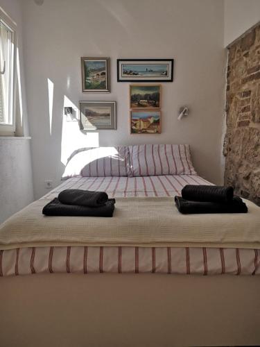 um quarto com uma cama grande com duas almofadas em Apartment Ana em Vis