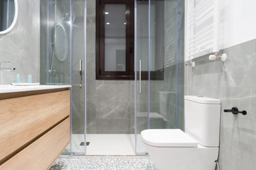 Ett badrum på Cantabric Plaza / Iberorent Apartments