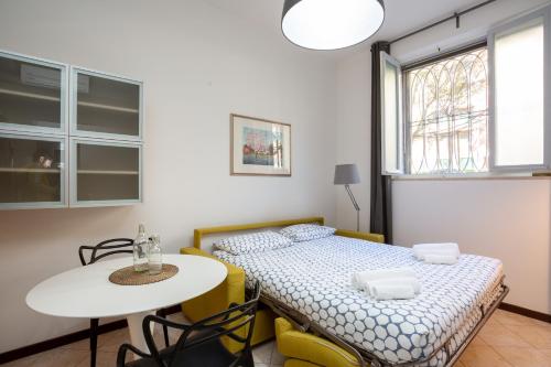 Un pat sau paturi într-o cameră la The Best Rent - Cozy studio apartment in Milan Downtown