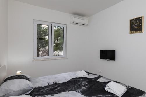 Spacious Apartment with Terrace near Old Town