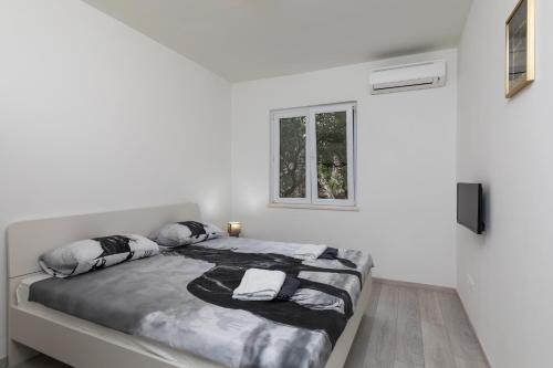 Spacious Apartment with Terrace near Old Town