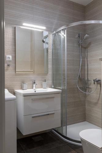 Spacious Apartment with Terrace near Old Town