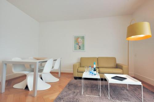 Χώρος καθιστικού στο 2BR near lake - Stardust 11