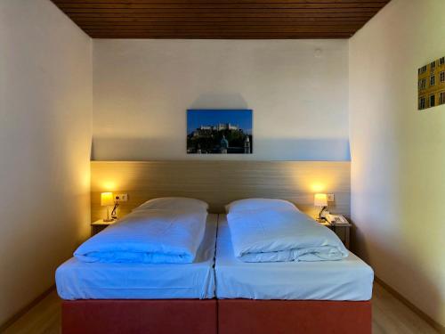 Ein Bett oder Betten in einem Zimmer der Unterkunft Hotel Schöne Aussicht