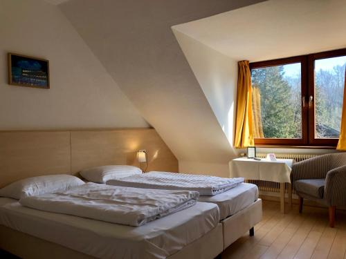 En eller flere senge i et værelse på Hotel Schöne Aussicht