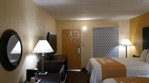 Katil atau katil-katil dalam bilik di Days Inn by Wyndham Ridgeland South Carolina