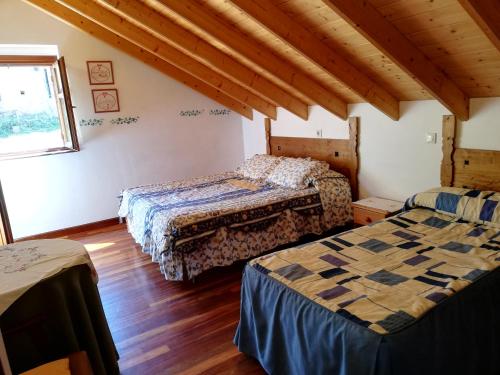カマレニョにあるLa Ermitaのウッドフロアのベッドルーム1室(ベッド2台付)