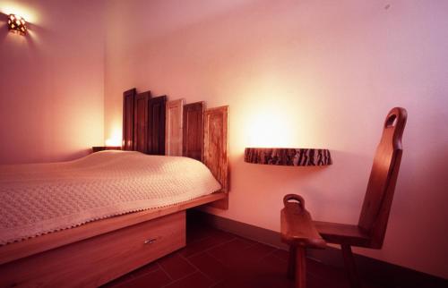 a small bedroom with a bed and a lamp at B&B Eridu in Fiesole