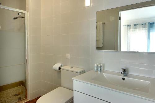 bagno con servizi igienici, lavandino e specchio di CASA 4 - Perfect location - Sea view ad Albufeira