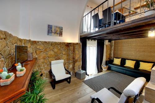 ein Wohnzimmer mit Sofa, Tisch und Stühlen in der Unterkunft CASA 4 - Perfect location - Sea view by DreamvillasAlbufeira in Albufeira