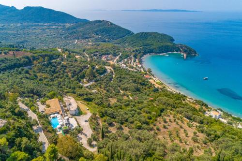 une vue aérienne sur l'île de šibenik dans l'établissement Arilla Beach Hotel, à Perdika