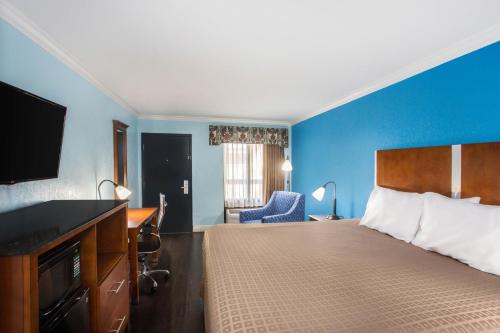 Кровать или кровати в номере Days Inn by Wyndham Florida City