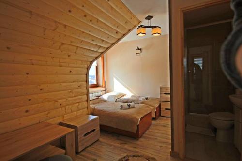 Un pat sau paturi într-o cameră la Pod Tatrami