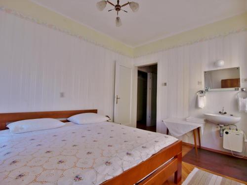 Gallery image of Guest house Ribaric in Rab