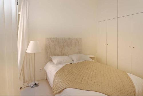 A bed or beds in a room at L’Ile Rousse les pieds dans l’eau