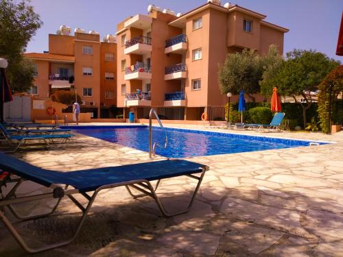 een zwembad voor een gebouw bij Complex Pafia 3 in Paphos City