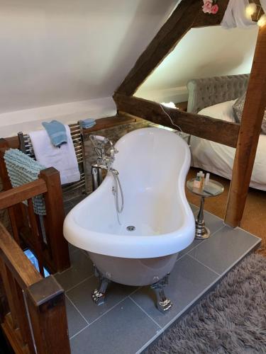 baño con lavabo blanco en una habitación en The griffin cottage en Ludlow