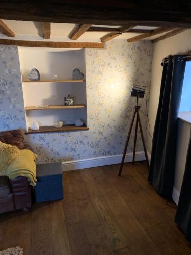 um quarto com uma câmara e um tripé num quarto em The griffin cottage em Ludlow