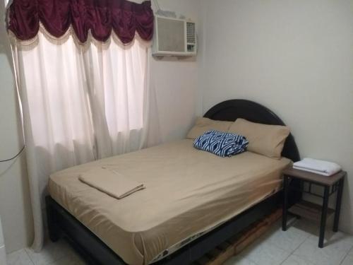- un petit lit dans une chambre avec fenêtre dans l'établissement Villa marina, santa elena, à Santa Elena