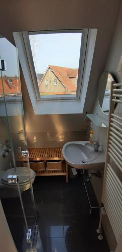 ein Badezimmer mit einem Waschbecken und einem großen Fenster in der Unterkunft Ferienwohnung Am Schwanensee in Plön