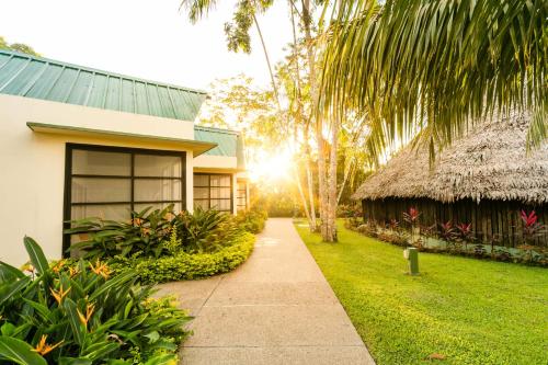 Un jardín fuera de Decameron Decalodge Ticuna