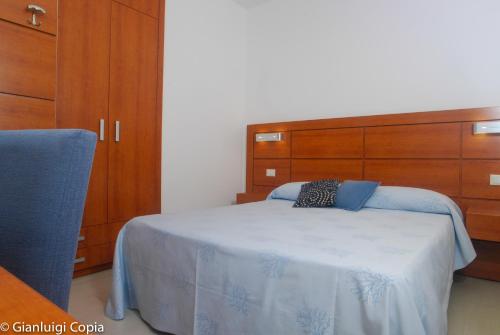 ein Schlafzimmer mit einem Bett und einer Kommode in der Unterkunft Villaggio Turistico La Mantinera - Appartamenti de Luxe in Praia a Mare