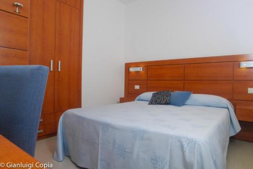 a bedroom with a bed and a dresser at Villaggio Turistico La Mantinera - Appartamenti de Luxe in Praia a Mare