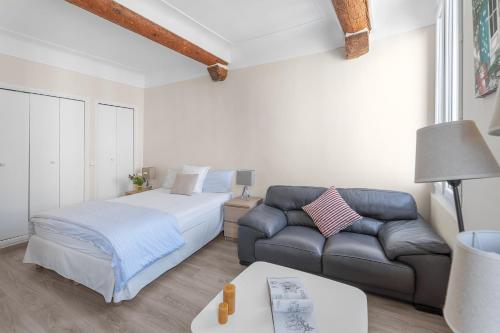 - un salon avec un canapé et un lit dans l'établissement My rima, à Antibes