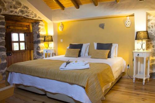 
A bed or beds in a room at Quinta do Tempo Turismo Rural
