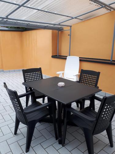 a black table and chairs in a room at Geary Ferienwohnung in Klotten
