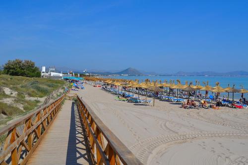 a beach with chairs and umbrellas and people on it at 146 Casa Starfish ETV6542 by Mallorca Charme in Can Picafort