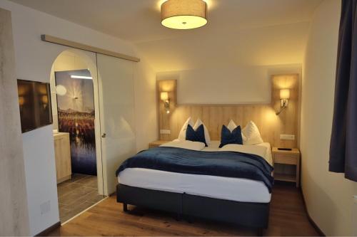 a bedroom with a large bed in a room at Aktiv Hotel Karnia in Hermagor